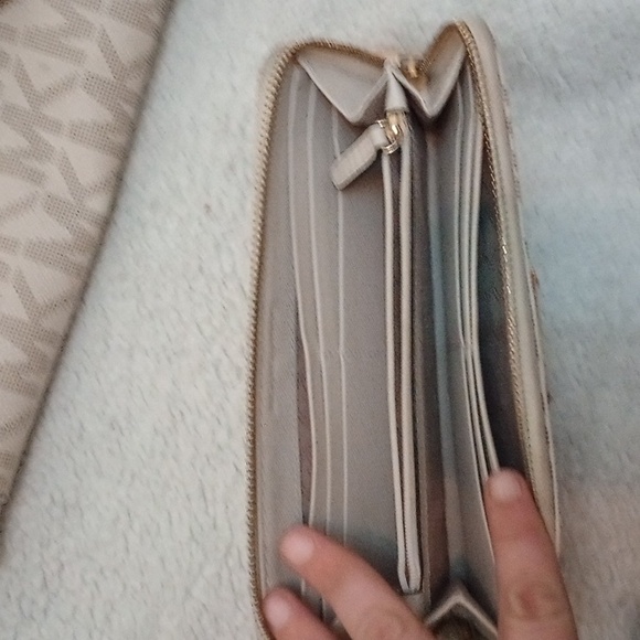 Michael kors tote and wallet - Picture 2 of 12